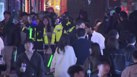 핼러윈 전야 이태원…구경나선 인파 속 추모 발길도