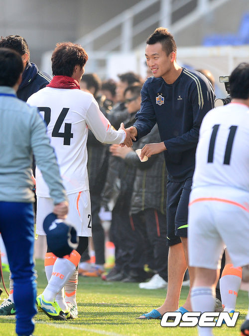[축구][사진]김태영 코치,'신욱, 부상 상태는 좀 어때' | Ytn
