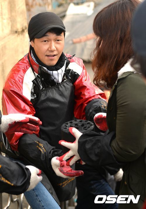사진]배우 박성웅, '쌍둥이들과 함께 사랑의 연탄배달' | YTN