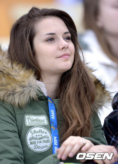 사진]러시아 미녀,'우리 선수들 믿어요' | Ytn