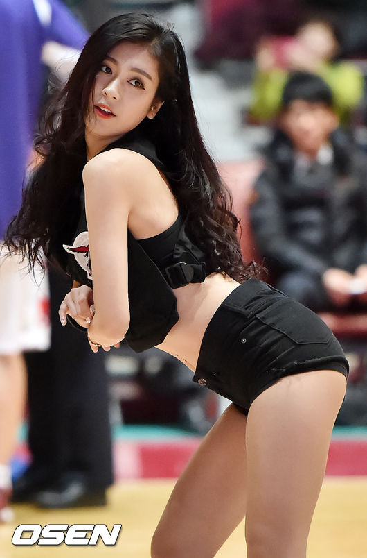사진]김연정 치어리더,'섹시하게 힙을 흔들며' | YTN