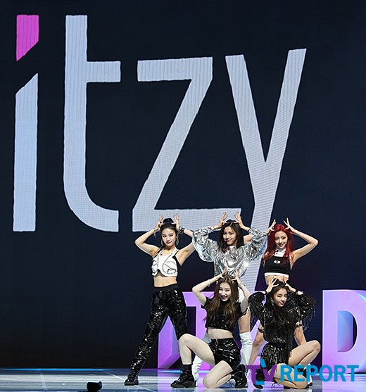 [방송][T포토] ITZY '설레는 데뷔 무대' | YTN