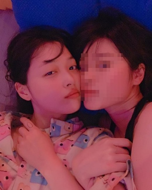 "사랑해" 설리, 여자친구와 볼뽀뽀 셀카 "사랑해" 설리, 여자친구와 볼뽀뽀 셀카