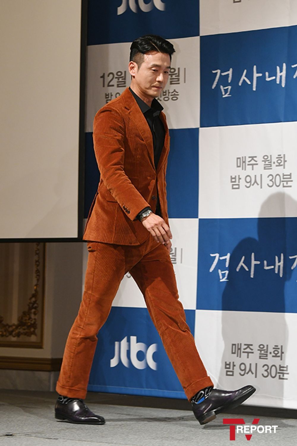[방송][T포토] 이성재 '등장부터 시선강탈' | YTN