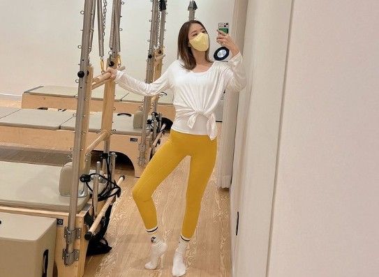 [방송]코요태 신지, 필라테스 셀카...늘씬한 슬렌더 몸매 [리포트:컷] | YTN