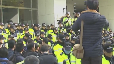 경찰, 민노총 압수수색…물품 운반 시작