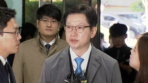 '댓글 조작 혐의' 김경수 첫 재판 출석 
