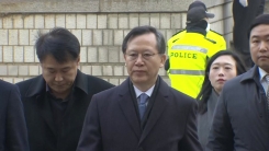 박병대 前 대법관, 구속영장 심사 출석