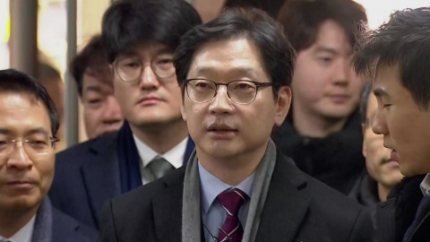 '드루킹 댓글 공모' 김경수 경남지사, 법원 출석