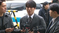 '불법 촬영·경찰 청탁 의혹' 최종훈 경찰 출석