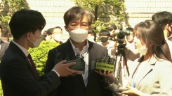 조국 전 법무부 장관 법원 출석…오늘 첫 공판
