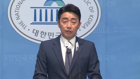 민주당 강훈식 의원 '당 대표 후보 사퇴'…긴급 기자회견