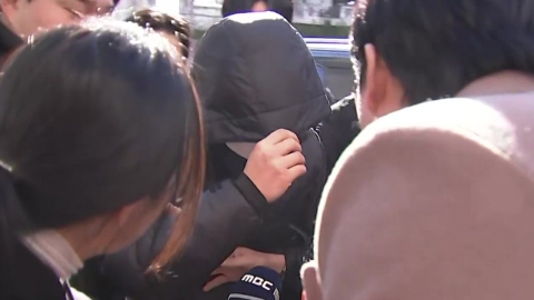 '계엄령 놀이' 양양군 공무원 영장 심사 출석