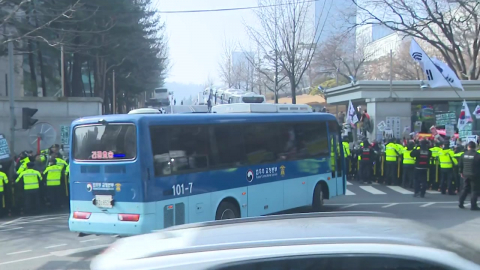 잠시 뒤, 윤 전 대통령 체포 방해 선고…이 시각 법원