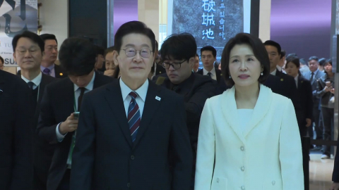 이 대통령 내외, '우리들의 이순신' 특별전 관람