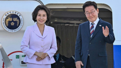 이 대통령, 순방 마치고 귀국…부동산·증시 점검 회의