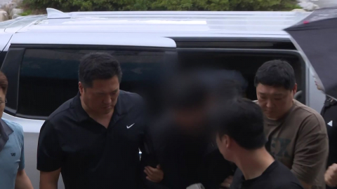 '이혼 소송 중 아내 살해' 30대 남편 경찰 압송