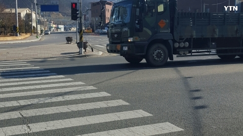 전방으로 포탄 실은 차량  한국군