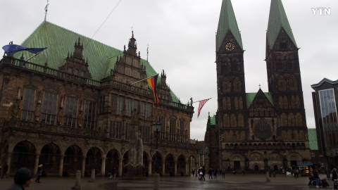 홀로코스트 추념일에 독일 시청에 걸린 조기..일본은 보고 있는가?