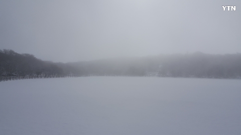 한라산 사라오름의 산정호수 설경