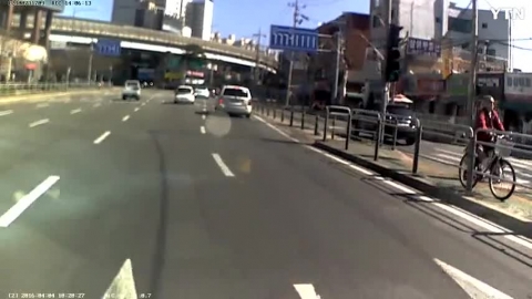 보행신호가 끝났는데도 무리하게 건너네요