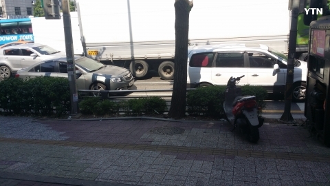 화물차 뒷바퀴 들고 다녀