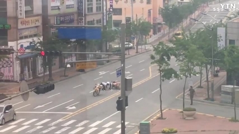 사거리에서 야쿠르트  아줌마 도와주는 멋진 두분