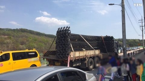 학교 앞으로 도로공사 차량이 다니고 있다