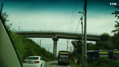 다리가 이상한데..