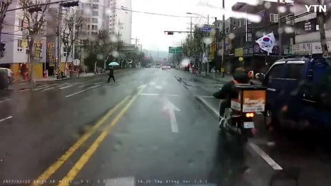 오토비이 3대 4거리에서 연속 신호위반