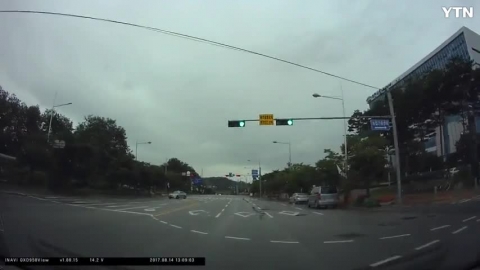 신호위반 동영상 입니다 충돌직전 겨우피하네요~차량번호는 지워주세요~