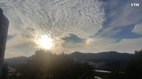무지개빛 구름이 있어 제보합니다 
