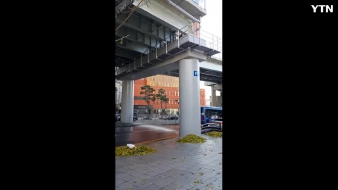 서울로 고가도로  도로로 물 쏟아짐