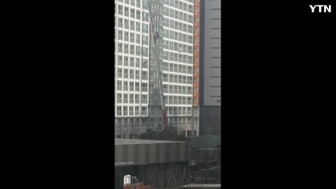 사다리차에 올라탄 이삿짐 아저씨