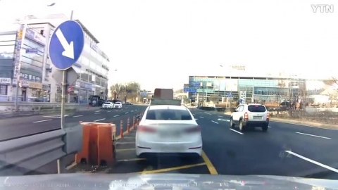 트렁크에 팬티만 입은 사람이