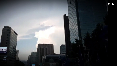서울시 하늘에  한반도 구름