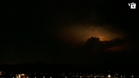 밤 하늘에 신기한 빛이나타나다