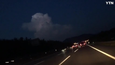 구름속에서 소리없는 번개가 번쩍