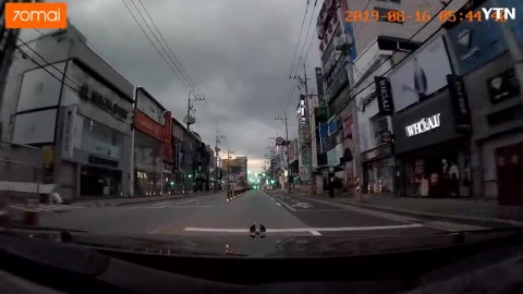 이른 아침에 위험하게 중앙선따라 걷는 여인..