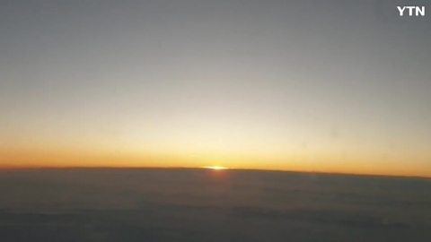 비행기에서 찰영한 일출리얼  실제상황
