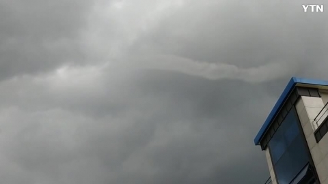 갑자기 먹구름 끼더니..