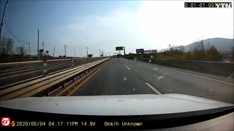 트럭 정면 차량과 충돌후 전복