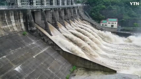 괴산 수력발전소 7개 수문 전체 개방