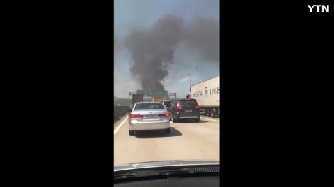 트럭 차량 화재로 전소된 모습