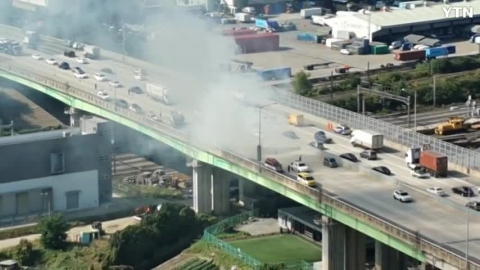 군포 물류창고 옆 트럭 화재 발생