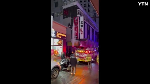 외벽에 매달려서 대형고드름 철거하는 119 구급대원