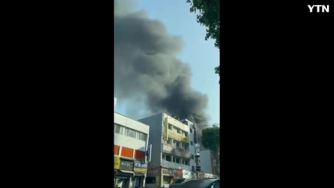아파트 공사현장에서 검은연기