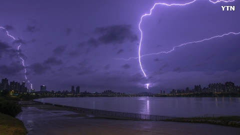 서울 한강 상공에 내려친 번개