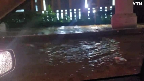 도림천 범람으로 차량 통행 어려움