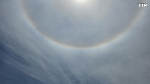 맑은 하늘의 무지개